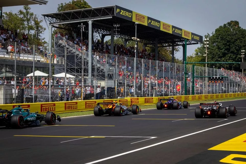 Daniel Ricciardo, RB F1 Team VCARB 01, Nico Hulkenberg, Haas VF-24, Lando Norris, McLaren MCL38, Lance Stroll, Aston Martin AMR24, practice their race start procedures at the end of FP3