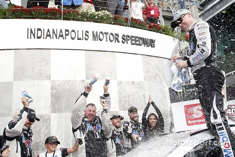Race Winner Kevin Harvick, Stewart-Haas Racing, Ford Mustang Mobil 1