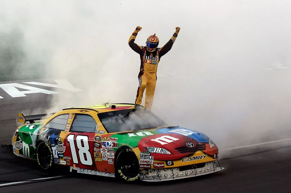 Kyle Busch wins at Las Vegas