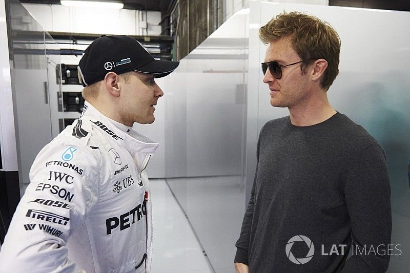 Valtteri Bottas, Mercedes F1 Team talks to world champion Nico Rosberg