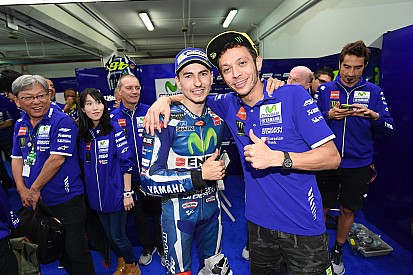 Lorenzo destaca la carrera de Rossi en redes y éste se lo agradece