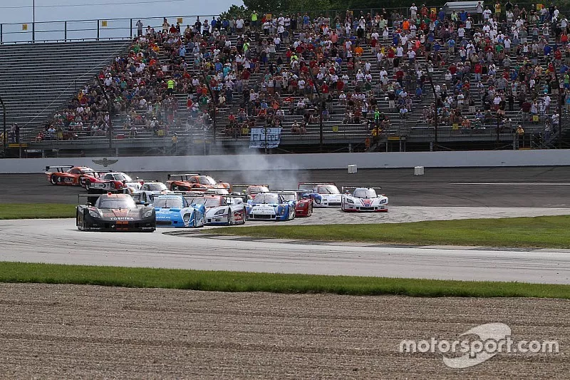 Start: #10 Wayne Taylor Racing Corvette DP: Max Angelelli, Jordan Taylor leads