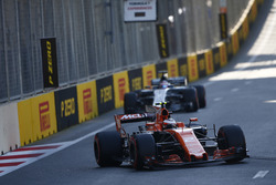 Stoffel Vandoorne, McLaren MCL32, Romain Grosjean, Haas F1 Team VF-17