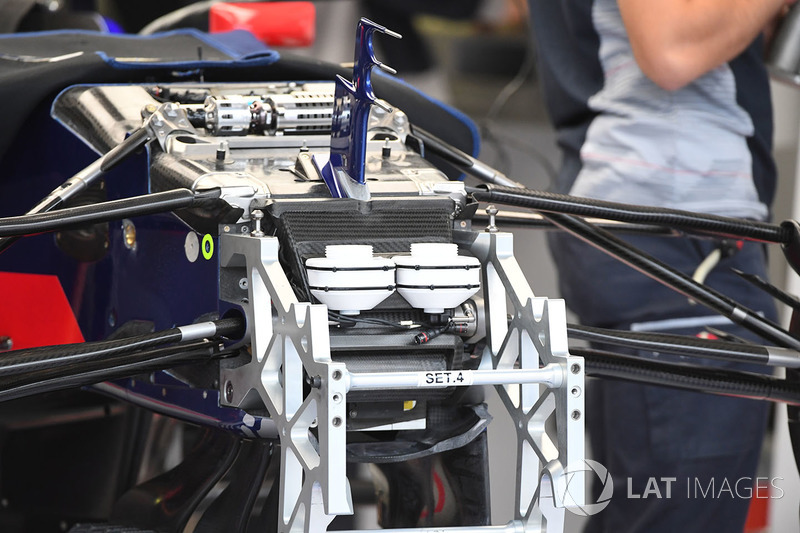 Detalle del chasis y de la suspensión delantera del Toro Rosso STR12