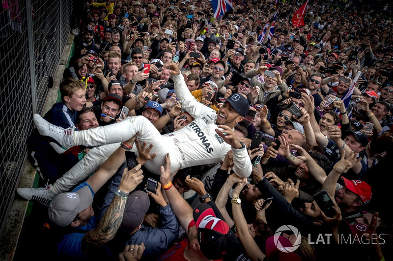 El ganador Lewis Hamilton, Mercedes AMG F1 con los fans