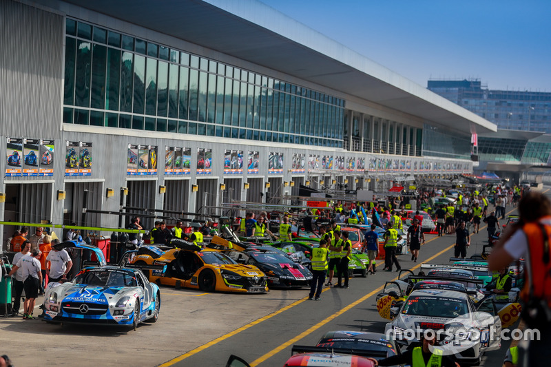 Atmosphere in pitlane