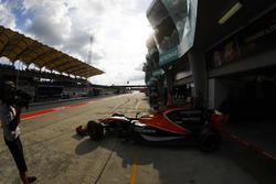 Fernando Alonso, McLaren MCL32, sort de son garage