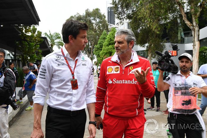Toto Wolff, Mercedes AMG F1 Director de Motorsport y Maurizio Arrivabene, director del equipo Ferrari