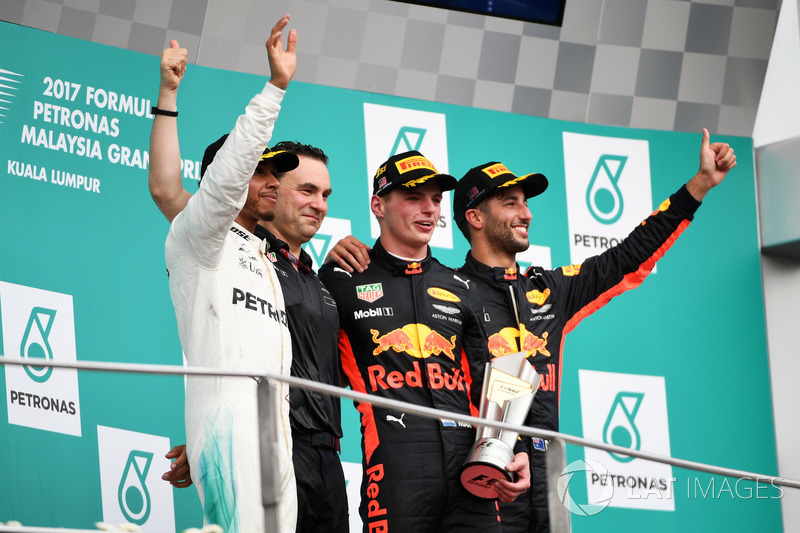 Lewis Hamilton, Mercedes AMG F1, Dan Fallows, Red Bull Racing Head of Aerodynamics, race winner Max Verstappen, Red Bull Racing and Daniel Ricciardo, Red Bull Racing celebrate on the podium, the trophy