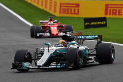 Lewis Hamilton, Mercedes-Benz F1 W08 y Sebastian Vettel, Ferrari SF70H