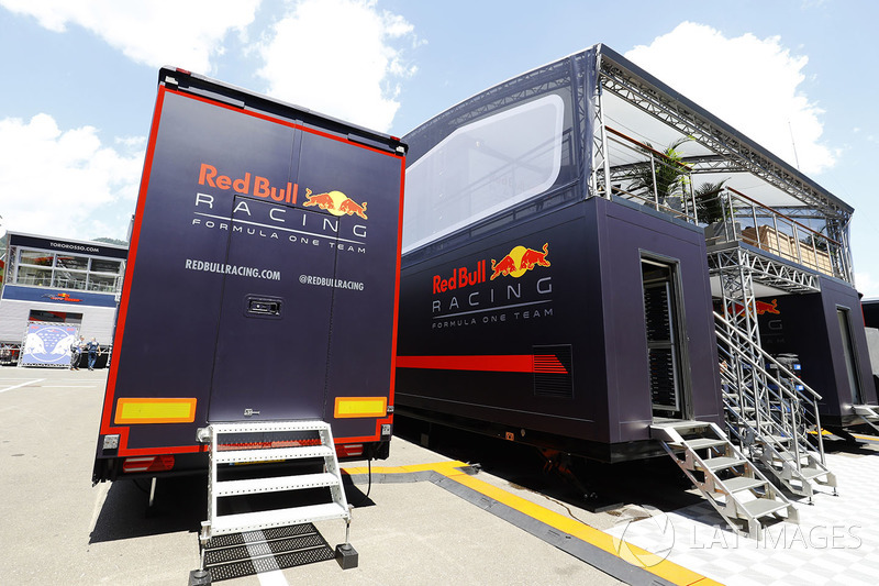 Грузовик Red Bull в паддоке