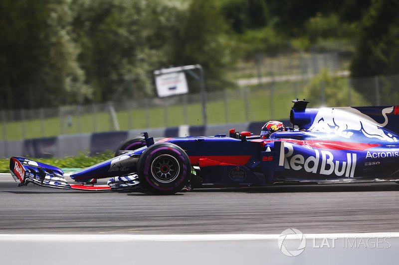 Daniil Kvyat, Scuderia Toro Rosso STR12, a broken front wing