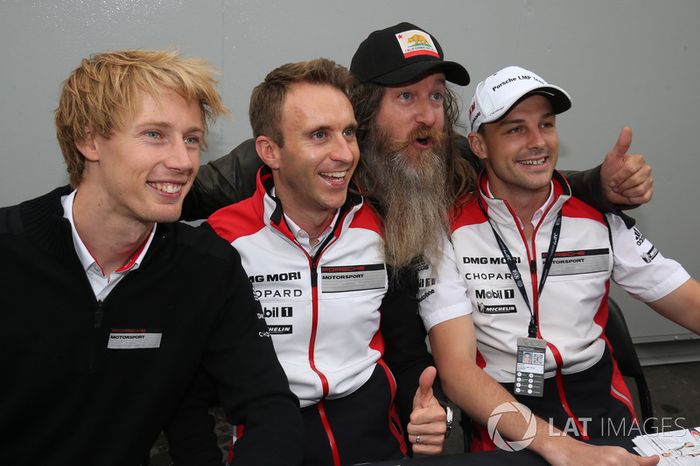 #2 Porsche Team Porsche 919 Hybrid: Timo Bernhard, Earl Bamber, Brendon Hartley con Magnus Walker