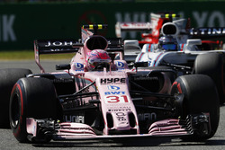 Esteban Ocon, Sahara Force India F1 VJM10, Lance Stroll, Williams FW40