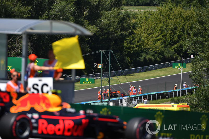 Max Verstappen, Red Bull Racing RB13 passes yellow flag with race retiree Daniel Ricciardo, Red Bull Racing RB13 in the background