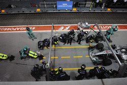 Lewis Hamilton, Mercedes AMG F1 W08 pit stop