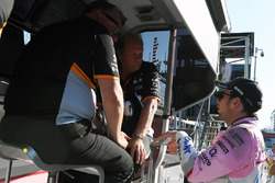 Sergio Perez, Sahara Force India habla con Robert Fearnley, Sahara Force India F1 Team director del