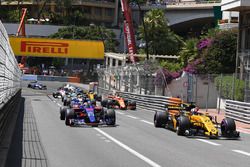 Nico Hulkenberg, Renault Sport F1 Team RS17 and Daniil Kvyat, Scuderia Toro Rosso STR12 at the start of the race