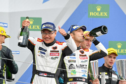 Podium GTE Am : les vainqueurs, la #61 Clearwater Racing Ferrari 488 GTE: Mok Weng Sun, Matt Griffin, Keita Sawa
