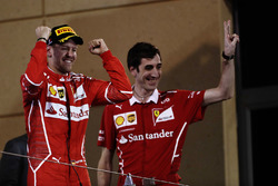Подіум: переможець гонки Себастьян Феттель, Ferrari, Маттео Тогніналлі, головний гоночний інженер Fe
