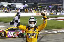 Race winner Kyle Busch, Joe Gibbs Racing