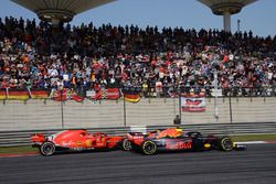 Max Verstappen, Red Bull Racing RB14 en Kimi Raikkonen, Ferrari SF71H duelleren