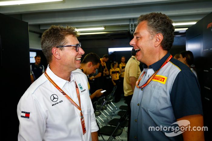 Mario Isola, de Pirelli Motorsport, habla con un empleado de AMG Mercedes