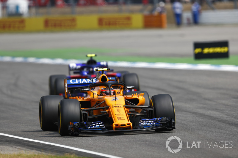 Stoffel Vandoorne, McLaren MCL33, za nim Pierre Gasly, Toro Rosso STR13