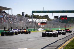 Kimi Raikkonen, Ferrari SF71H, Sergey Sirotkin, Williams FW41 Mercedes, Fernando Alonso, McLaren MCL33 Renault, Romain Grosjean, Haas F1 Team VF-18 Ferrari, e Nico Hulkenberg, Renault Sport F1 Team R.S. 18 si schierano in griglia per provare la partenza
