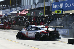 #911 Porsche Team North America Porsche 911 RSR, GTLM: Patrick Pilet, Nick Tandy, Frédéric Makowiecki, #912 Porsche Team North America Porsche 911 RSR, GTLM: Gianmaria Bruni, Laurens Vanthoor, Earl Bamber pit stops