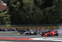 Lewis Hamilton, Mercedes-AMG F1 W09 lotta con Kimi Raikkonen, Ferrari SF71H al primo giro