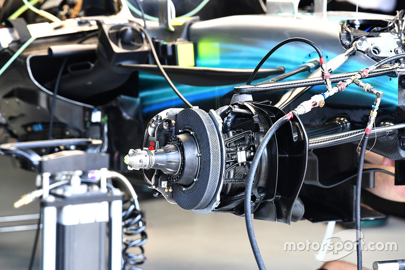 Mercedes W08: Vorderrad-Aufhängung