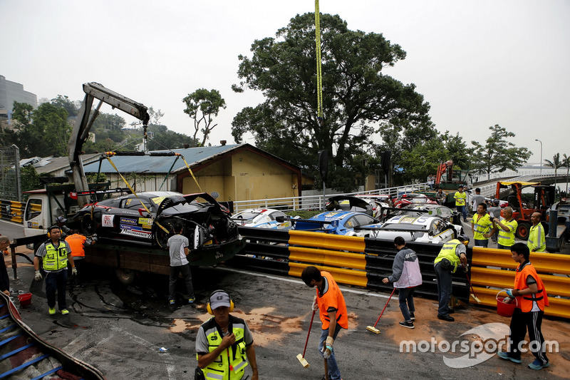 Il parco auto con le vetture incidentate a Macao