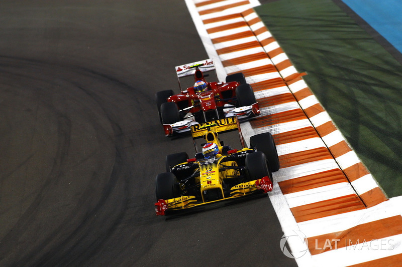 Vitaly Petrov, Renault F1 Team R30, voor Fernando Alonso, Ferrari F10