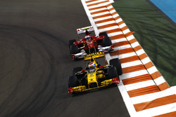 Vitaly Petrov, Renault F1 Team R30, devant Fernando Alonso, Ferrari F10