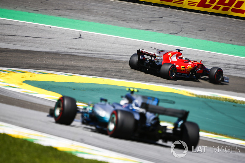 Sebastian Vettel, Ferrari SF70H, Valtteri Bottas, Mercedes AMG F1 W08