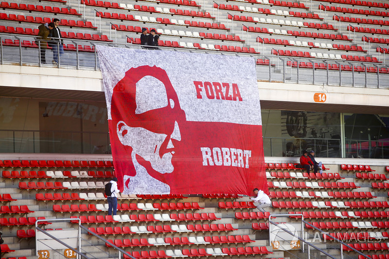 Los fanáticos amarran una bandera en apoyo de Robert Kubica, Williams FW41