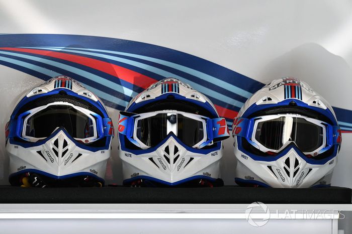 Mecánicos de Williams con sus cascos