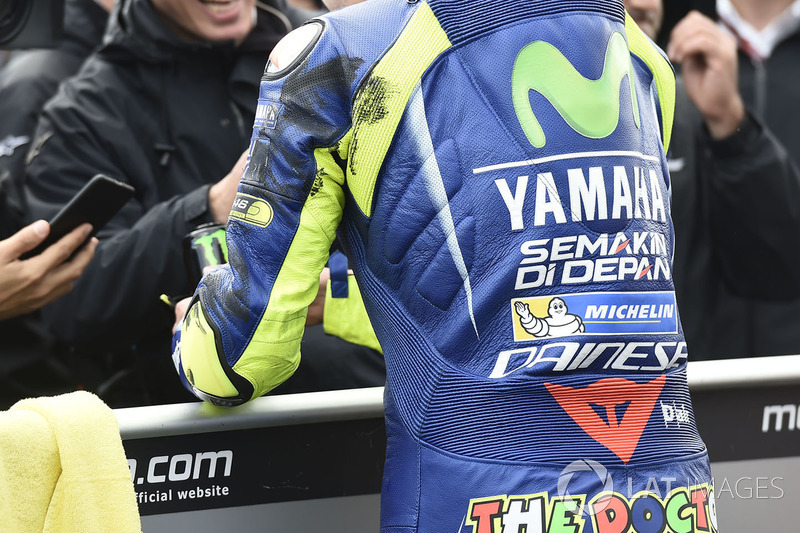 Reifenspuren am Overall von Valentino Rossi, Yamaha Factory Racing