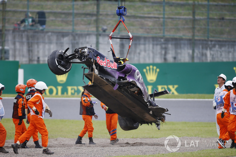 Daniil Kvyat, Red Bull Racing RB11 kazasından geriye kalanlar toplanıyor