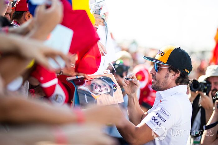 Fernando Alonso, McLaren, firma autógrafos a los fans