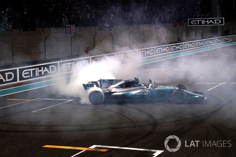 Le vainqueur Valtteri Bottas, Mercedes-Benz F1 W08 fait des donuts