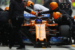 Fernando Alonso, McLaren MCL33 Renault, dans la voie des stands