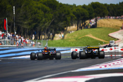 Daniel Ricciardo, Red Bull Racing RB14, supera Carlos Sainz Jr., Renault Sport F1 Team R.S. 18