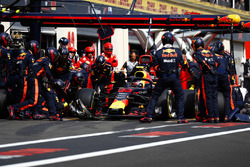 Max Verstappen, Red Bull Racing RB14, makes a pit stop