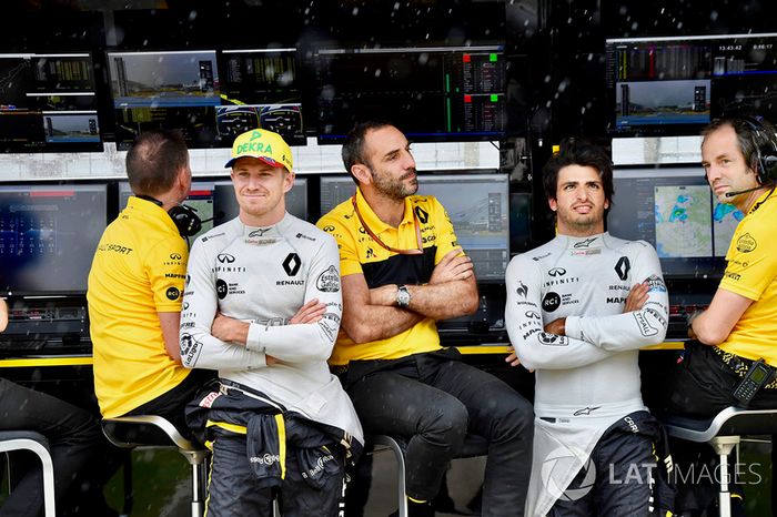 Nico Hulkenberg, Renault Sport F1 Team, Cyril Abiteboul, director general del Renault Sport F1 y Carlos Sainz Jr., Renault Sport F1 Team en el muro del equipo