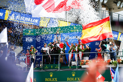 Algemeen podium: winnaars Sébastien Buemi, Kazuki Nakajima, Fernando Alonso, Toyota Gazoo Racing, tweede plaats Mike Conway, Kamui Kobayashi, Jose Maria Lopez, derde plaats Mathias Beche, Gustavo Menezes, Thomas Laurent, Rebellion Racing