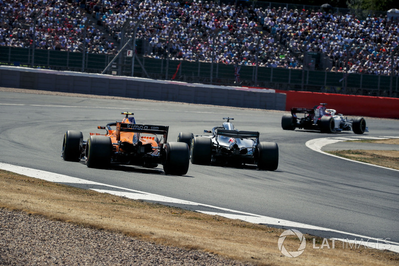 Stoffel Vandoorne, McLaren MCL33 y Lewis Hamilton, Mercedes-AMG F1 W09