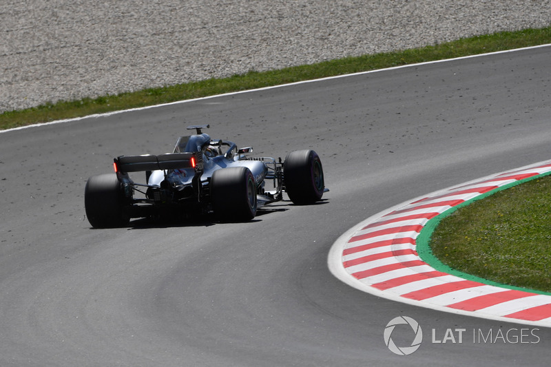 Lewis Hamilton, Mercedes-AMG F1 W09 with lights on rear wing