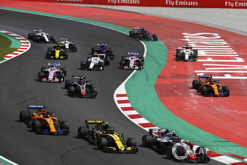 Kevin Magnussen, Haas F1 Team VF-18, Carlos Sainz Jr., Renault Sport F1 Team R.S. 18, Fernando Alonso, McLaren MCL33 en Romain Grosjean, Haas F1 Team VF-18, terwijl Stoffel Vandoorne, McLaren MCL33, en Marcus Ericsson, Sauber C37, wijd gaan